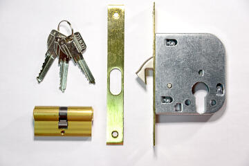 Mcm hook lock 50mm brass l&b