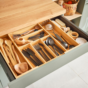 BAMBOO EXTENDABLE CUTLERY TRAY 