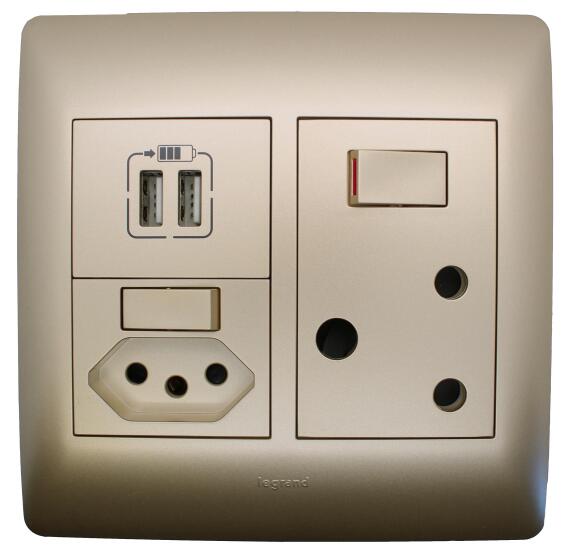 Socket Ysalis LEGRAND 1x3 & 1x2 pin 2 USB ports 4x4 champagne