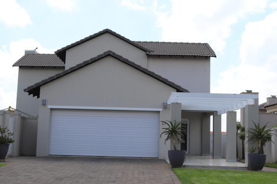 Garage door Chromadeck steel single white slat W2440mm x H2135mm